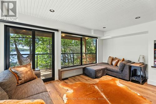 second floor seating - 1023 Mccabe Road, Lake Of Bays, ON - Indoor Photo Showing Living Room