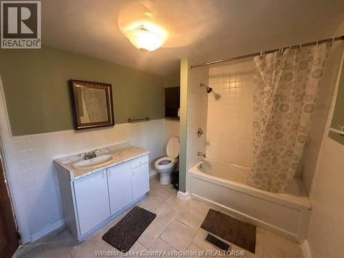 880 Moy Avenue, Windsor, ON - Indoor Photo Showing Bathroom