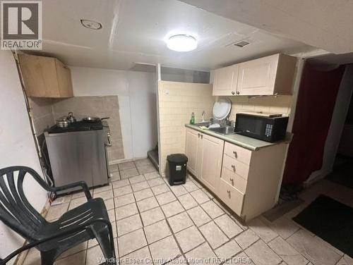 880 Moy Avenue, Windsor, ON - Indoor Photo Showing Kitchen