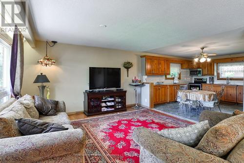 1887 Ellis Road, Severn (Coldwater), ON - Indoor Photo Showing Living Room