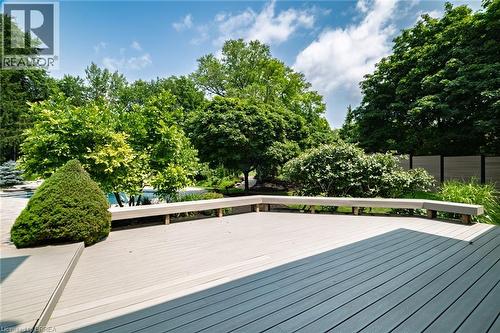 Expansive composite deck featuring built-in bench seating - 44 St Andrew'S Drive, Brantford, ON - Outdoor