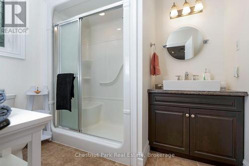 Second main level bathroom - 133 Lakeshore Road E, Blue Mountains, ON - Indoor Photo Showing Bathroom