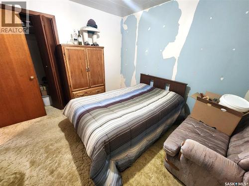 215 Menzies Street, North Portal, SK - Indoor Photo Showing Bedroom