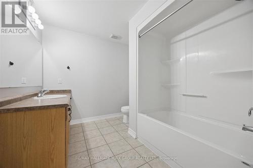 132 Banting Crescent, Essa, ON - Indoor Photo Showing Bathroom