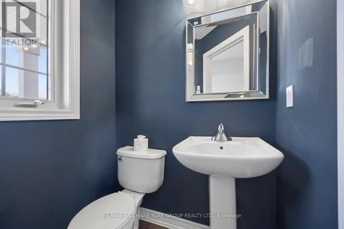 132 Banting Crescent, Essa, ON - Indoor Photo Showing Bathroom