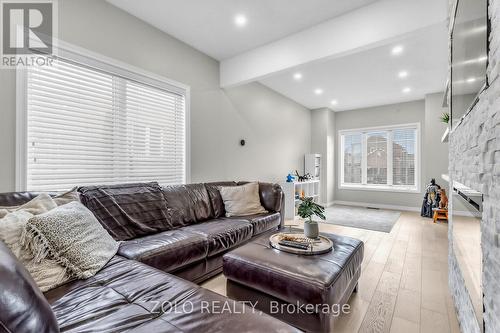1911 Swan Street, Innisfil, ON - Indoor Photo Showing Living Room