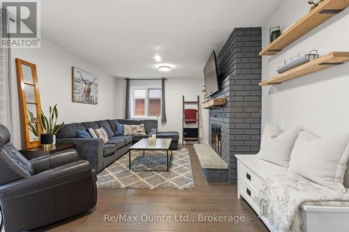 310 Bridge Street W, Belleville (Belleville Ward), ON - Indoor Photo Showing Living Room With Fireplace