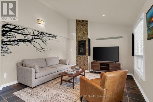 3644 Shadow Creek Road, Severn, ON - Indoor Photo Showing Living Room