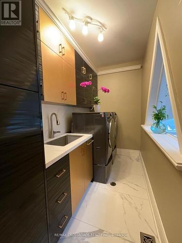 129 Lakeland Crescent, Richmond Hill, ON - Indoor Photo Showing Laundry Room
