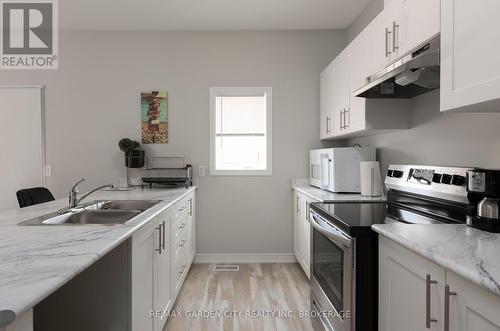 33 Bounty Avenue, Thorold (Rolling Meadows), ON - Indoor Photo Showing Kitchen With Double Sink