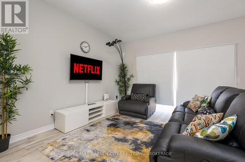 33 Bounty Avenue, Thorold (Rolling Meadows), ON - Indoor Photo Showing Living Room