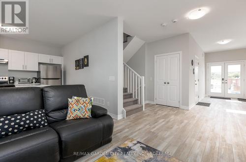 33 Bounty Avenue, Thorold (Rolling Meadows), ON - Indoor Photo Showing Living Room