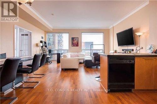 2001 - 1121 BAY STREET , Toronto, Ontario M5S 3L9 2