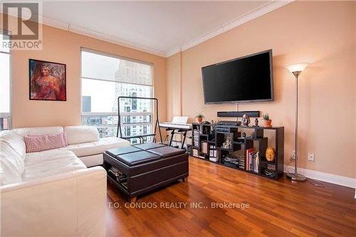 2001 - 1121 BAY STREET , Toronto, Ontario M5S 3L9 3