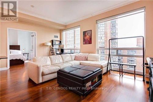 2001 - 1121 BAY STREET , Toronto, Ontario M5S 3L9 4