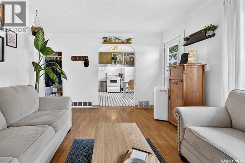 1032 Lillooet Street W, Moose Jaw, SK - Indoor Photo Showing Living Room