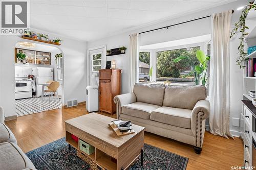 1032 Lillooet Street W, Moose Jaw, SK - Indoor Photo Showing Living Room