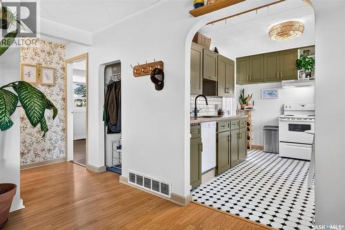 1032 Lillooet Street W, Moose Jaw, SK - Indoor Photo Showing Kitchen