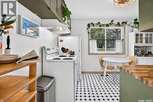 1032 Lillooet Street W, Moose Jaw, SK - Indoor Photo Showing Laundry Room