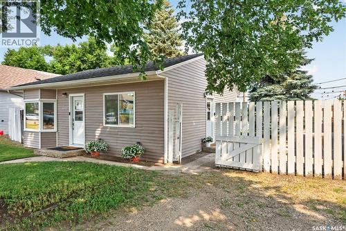 1032 Lillooet Street W, Moose Jaw, SK - Outdoor