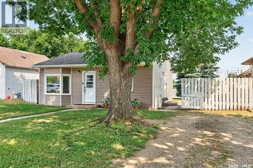 1032 Lillooet Street W, Moose Jaw, SK - Outdoor