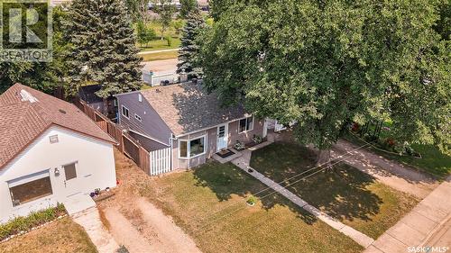 1032 Lillooet Street W, Moose Jaw, SK - Outdoor
