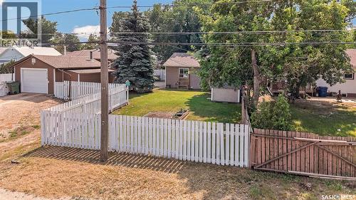 1032 Lillooet Street W, Moose Jaw, SK - Outdoor