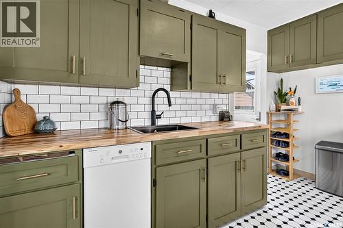1032 Lillooet Street W, Moose Jaw, SK - Indoor Photo Showing Kitchen With Double Sink