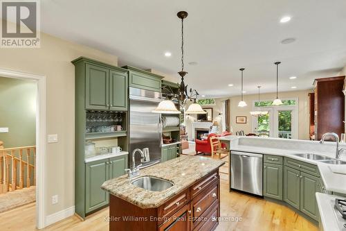 480 Britannia Avenue E, Oshawa (Kedron), ON - Indoor Photo Showing Kitchen With Double Sink With Upgraded Kitchen