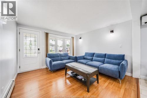 10395 Caledon Court, Windsor, ON - Indoor Photo Showing Living Room