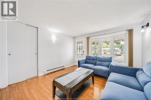 10395 Caledon Court, Windsor, ON - Indoor Photo Showing Living Room