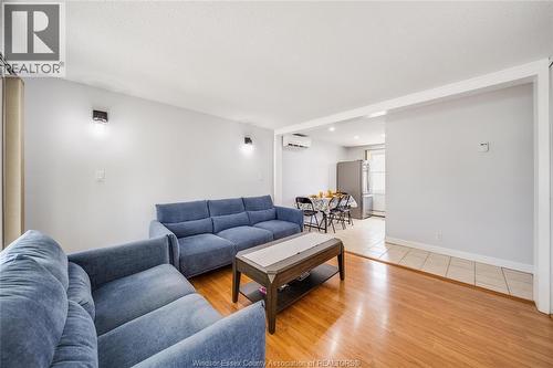 10395 Caledon Court, Windsor, ON - Indoor Photo Showing Living Room