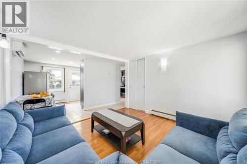 10395 Caledon Court, Windsor, ON - Indoor Photo Showing Living Room