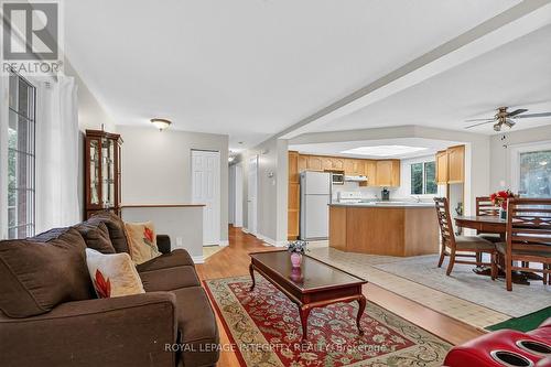 8308 Rosefire Drive, Ottawa, ON - Indoor Photo Showing Living Room