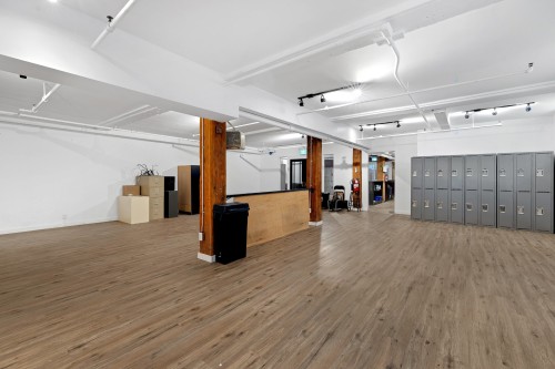 Bureau - 105-2261 Av. Papineau, Montréal (Ville-Marie), QC - Indoor Photo Showing Garage
