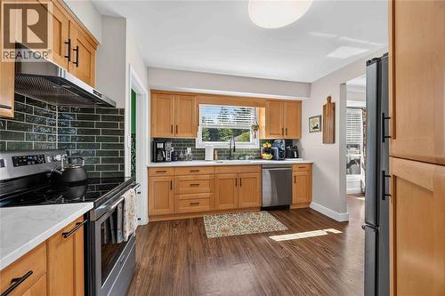 1193 Indian Road North, Sarnia, ON - Indoor Photo Showing Kitchen