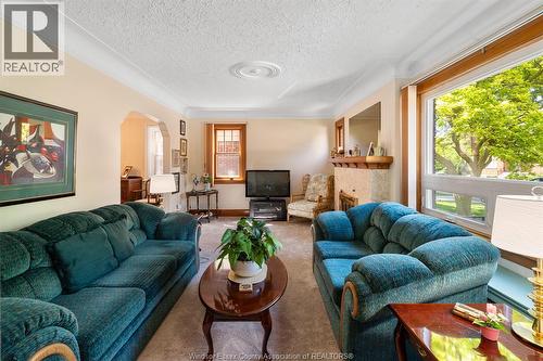2226 Gladstone Avenue, Windsor, ON - Indoor Photo Showing Living Room