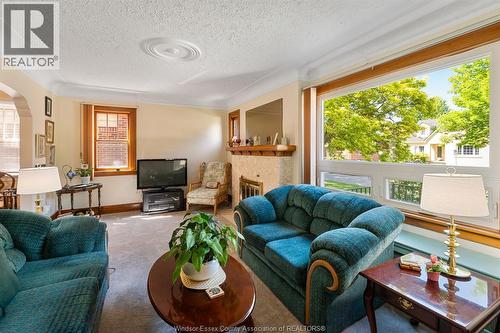 2226 Gladstone Avenue, Windsor, ON - Indoor Photo Showing Living Room