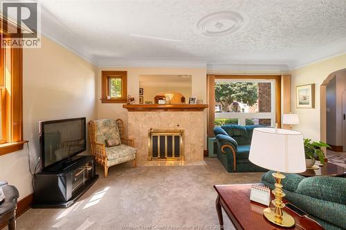 2226 Gladstone Avenue, Windsor, ON - Indoor Photo Showing Living Room With Fireplace