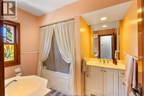 2226 Gladstone Avenue, Windsor, ON - Indoor Photo Showing Bathroom