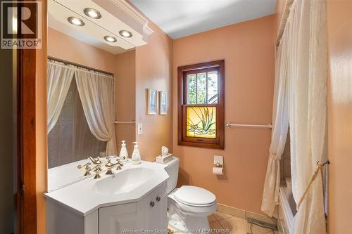 2226 Gladstone Avenue, Windsor, ON - Indoor Photo Showing Bathroom
