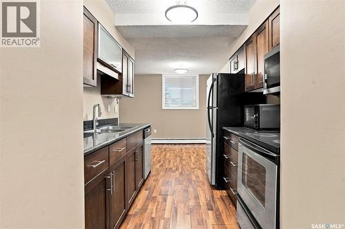 8 104 104Th Street W, Saskatoon, SK - Indoor Photo Showing Kitchen With Double Sink