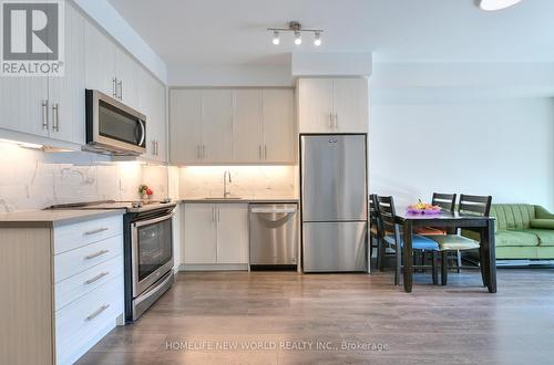 811 - 85 Oneida Crescent, Richmond Hill, ON - Indoor Photo Showing Kitchen With Stainless Steel Kitchen With Upgraded Kitchen