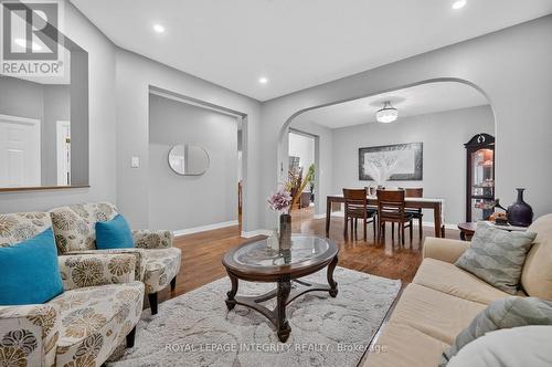 29 Nortoba Crescent, Ottawa, ON - Indoor Photo Showing Living Room