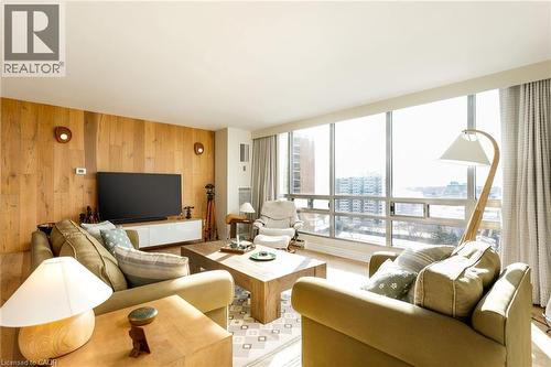 2180 Marine Drive Unit# 1401, Oakville, ON - Indoor Photo Showing Living Room