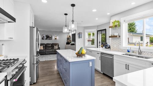 3271 Deer Ridge Court, West Kelowna, BC - Indoor Photo Showing Kitchen With Double Sink With Upgraded Kitchen