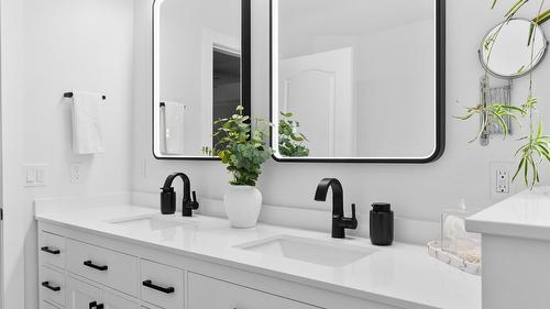 3271 Deer Ridge Court, West Kelowna, BC - Indoor Photo Showing Bathroom