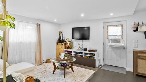 3271 Deer Ridge Court, West Kelowna, BC - Indoor Photo Showing Living Room