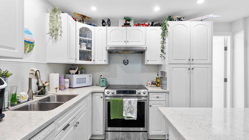 3271 Deer Ridge Court, West Kelowna, BC - Indoor Photo Showing Kitchen With Double Sink With Upgraded Kitchen