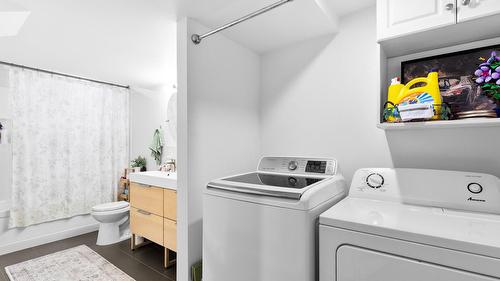3271 Deer Ridge Court, West Kelowna, BC - Indoor Photo Showing Laundry Room